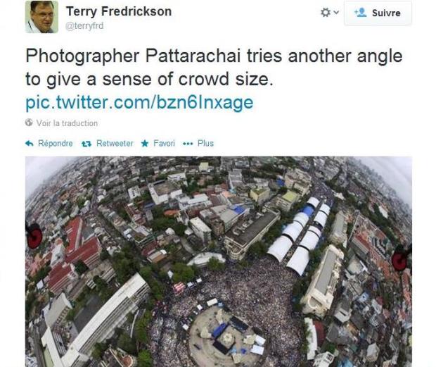 Le photographe Pattarachai essaie un autre angle afin donner une idée de la taille de la foule. Photo prise lors d'un rassemblement de manifestants à Bangkok
